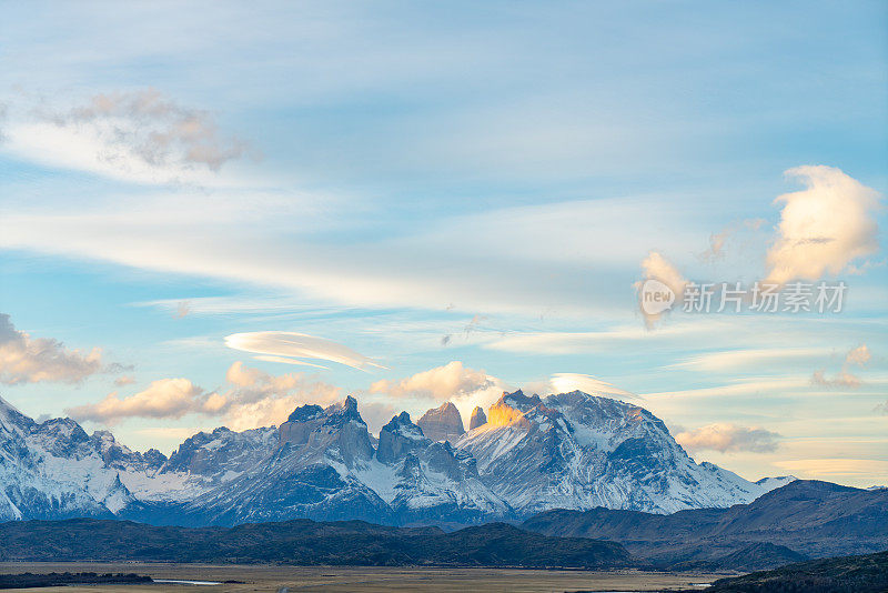 智利Torres del Paine国家公园的Serrano河景色